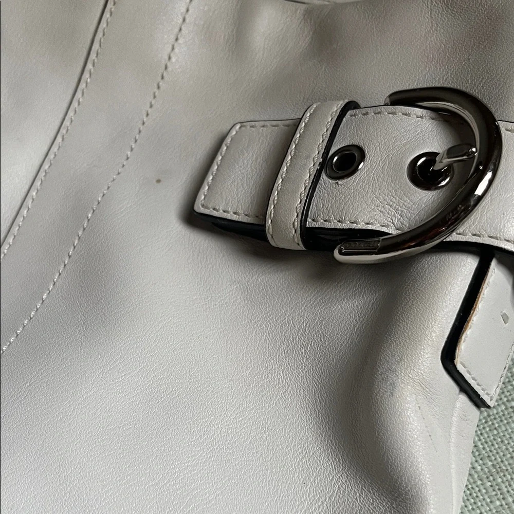 Vintage Coach White Leather Shoulder Bag
With Silver Tone Buckles And Rings - Picture 11 of 12